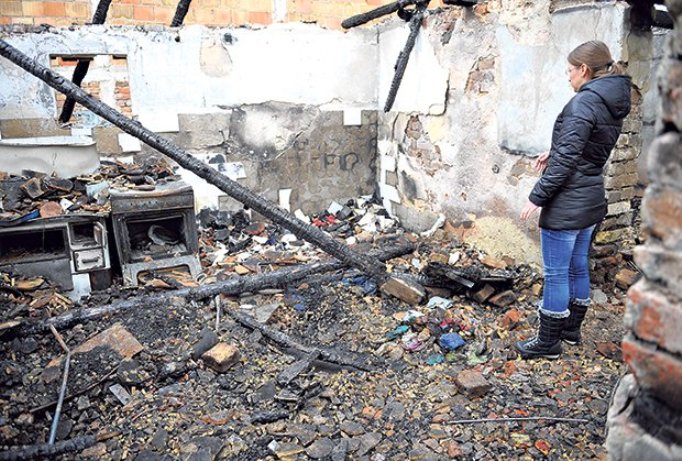 Zgarište... U gomili pepela ostale i nagorjele dječje pantalonice Zgarište... U gomili pepela ostale i nagorjele dječje pantalonice